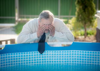 Your Swimming Pool Might Be Leaking If You Notice These Common Red Flags