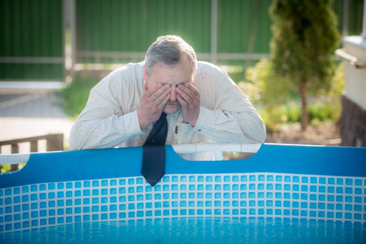 Your Swimming Pool Might Be Leaking If You Notice These Common Red Flags